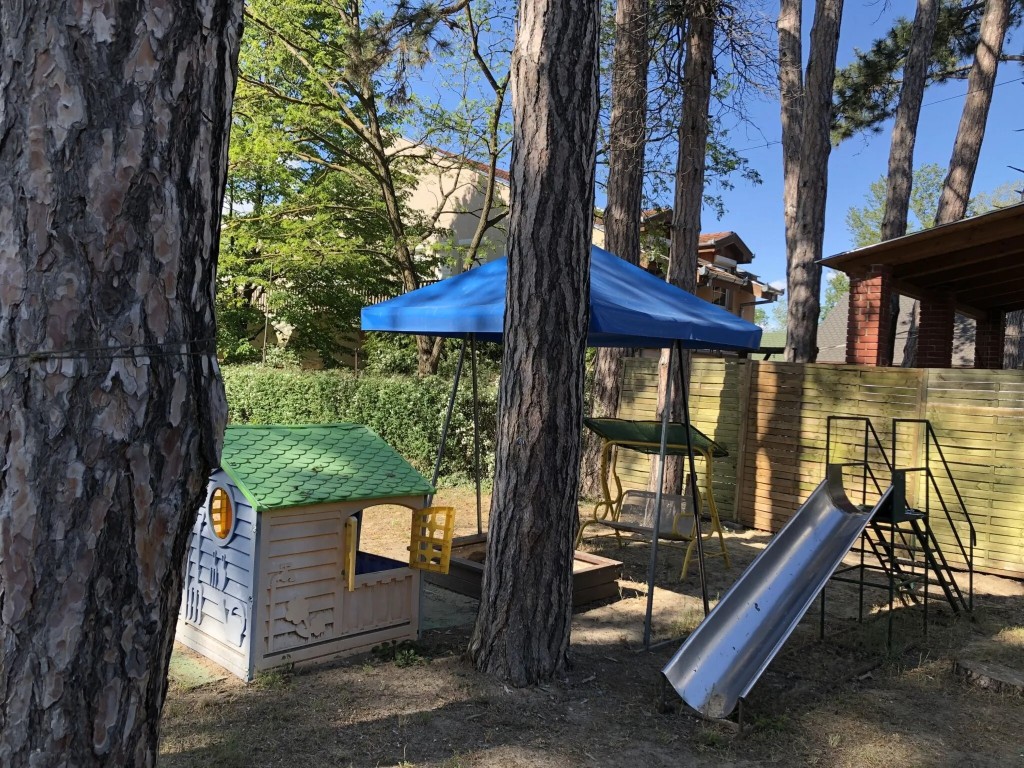 Játszótér és kert