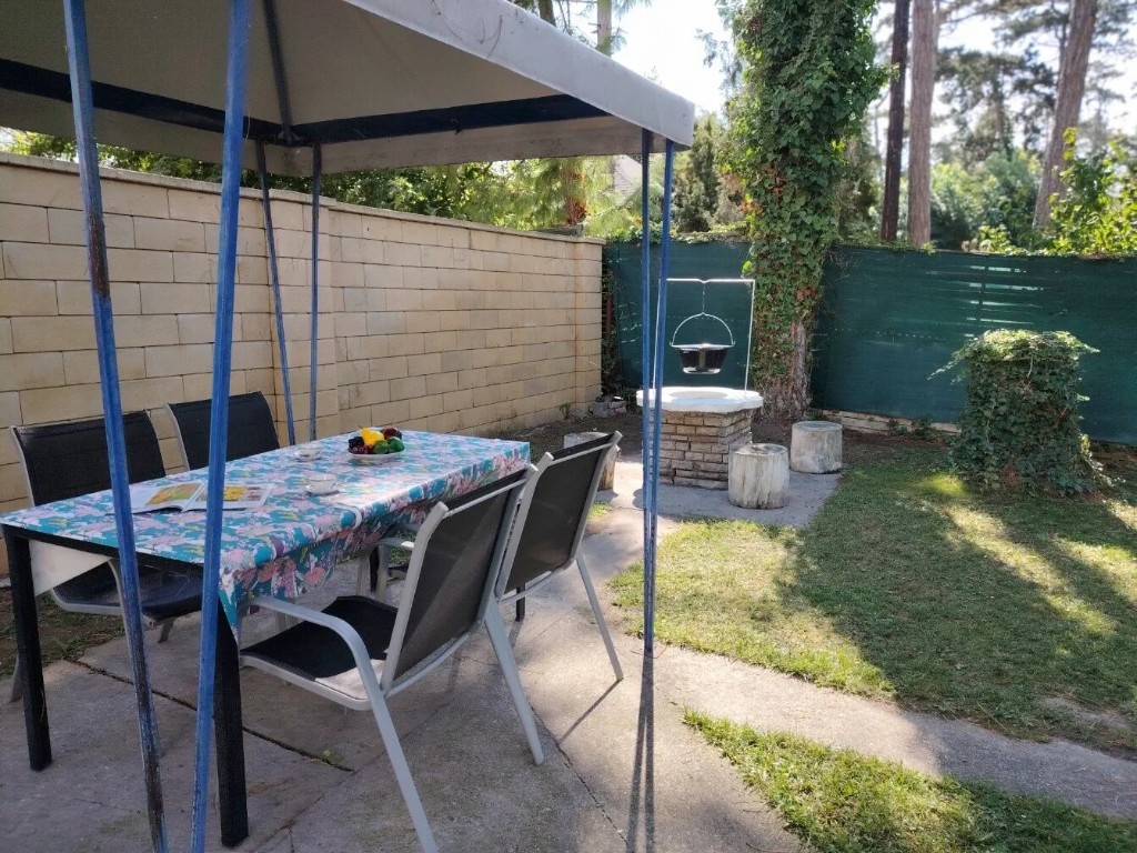 Fedett terasz, kerti bútorok