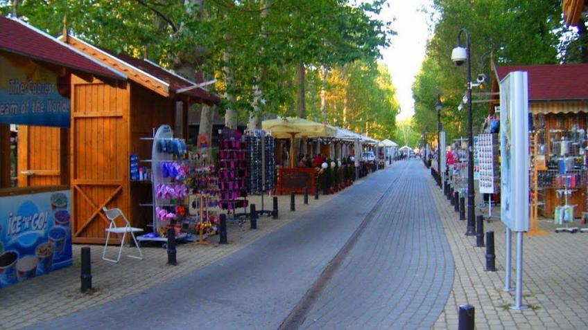 Petőfi Sétány, sétálóutca árusokkal Siófokon